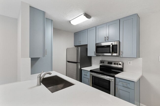 Building Photo - 2201 Fountain View Dr