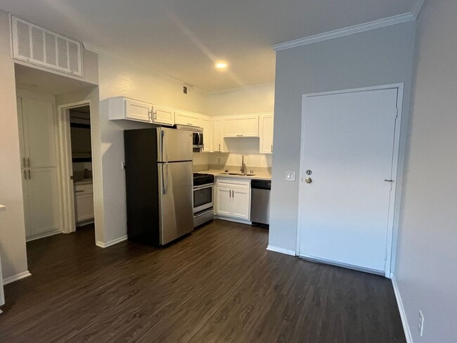 Interior Photo - 14900 Moorpark Street