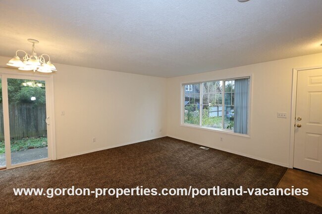 Foto del edificio - SE 73rd Ave - 3 bedroom townhouse in Mt Scott-Arleta neighborhood