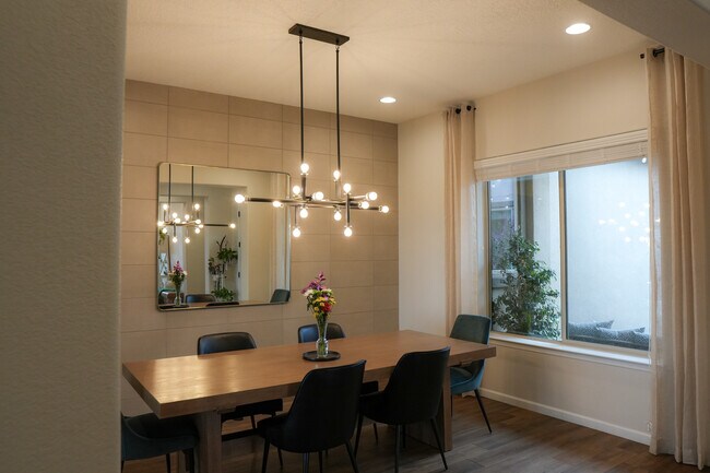 Foto del edificio - 12000 Bear Valley Ln NW