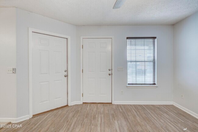 Building Photo - 3127 Douglas Rd