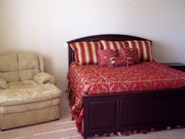 Building Photo - Nice Townhouse in Pueblo’s Gated Community