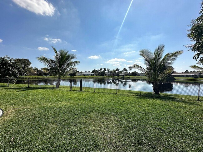 Foto del edificio - 5052 Woodstone Cir N