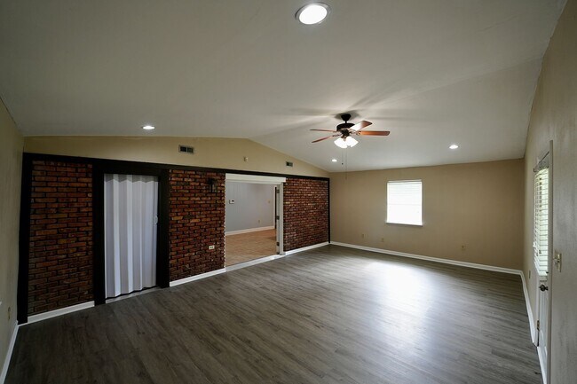 Building Photo - 713 E Rome St