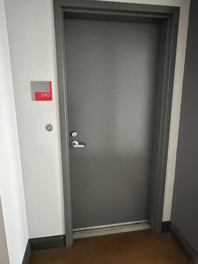 Foto del edificio - 645 W 9th St