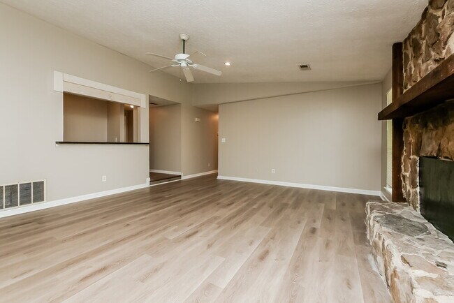 Foto del edificio - 9380 Forest Knoll Dr