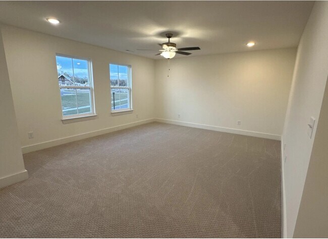 Foto del edificio - 5049 Greentree Dr