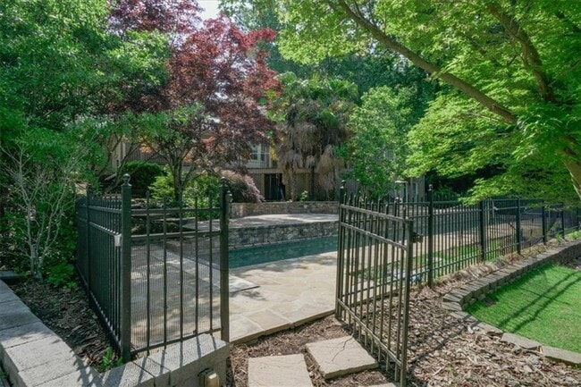 Building Photo - 2850 Cravey Dr NE