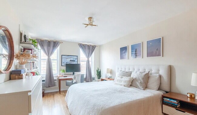 Foto del edificio - Spacious and sunny top-floor one bedroom one bathroom