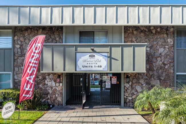 Entrada - Windsor Park Apartments