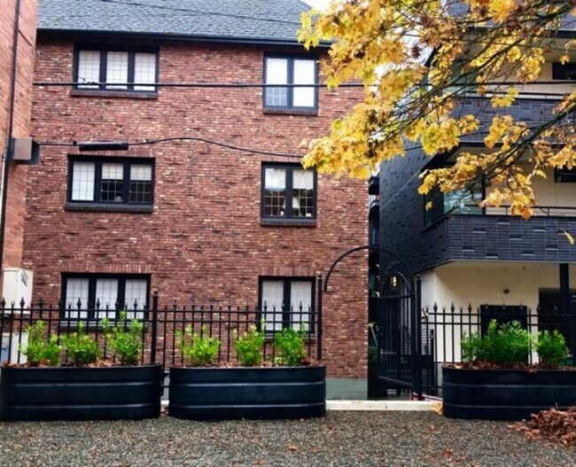 Building Photo - 1 bedroom in Seattle WA 98121
