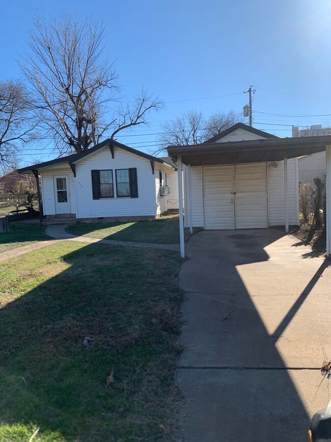 Building Photo - Two Bedroom Home Close to Medical Center