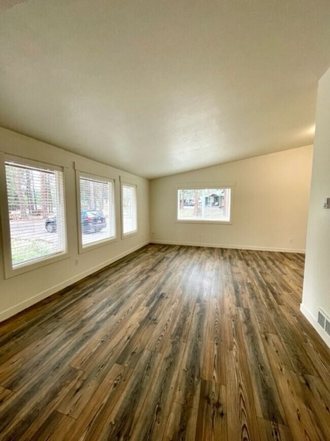 Foto del edificio - Beautiful 3 Bedroom Single Level home on a...