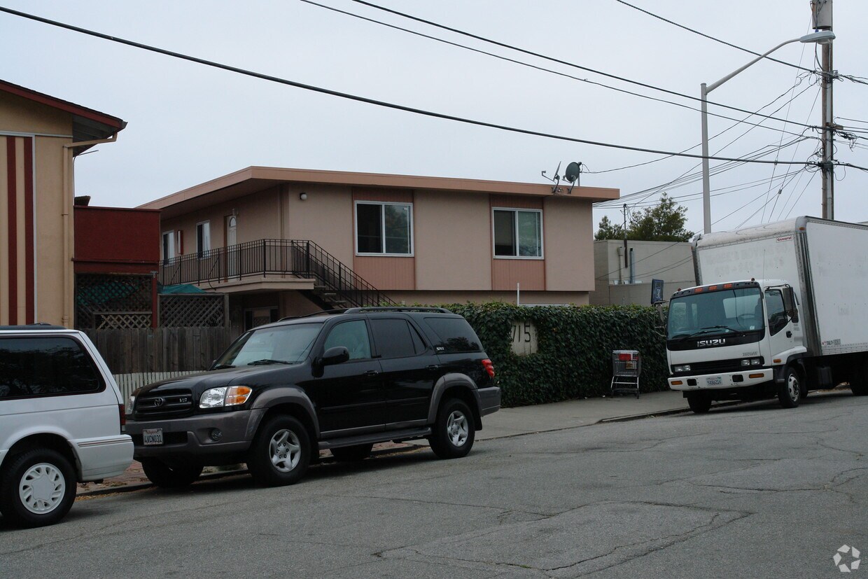 Building Photo - 715 Woodside Way