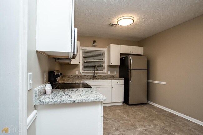 Building Photo - 2441 Red Fox Run NW