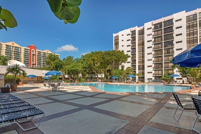 Foto del edificio - 17021 N Bay Rd