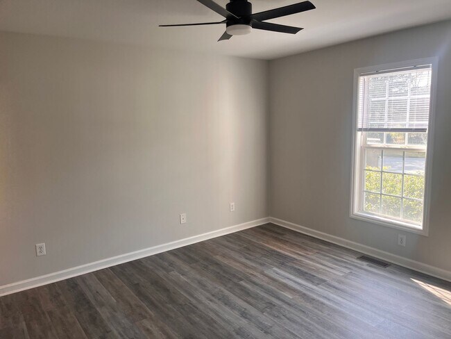 Building Photo - 3 bedroom 2 bath single family home. Fresh paint, new floors