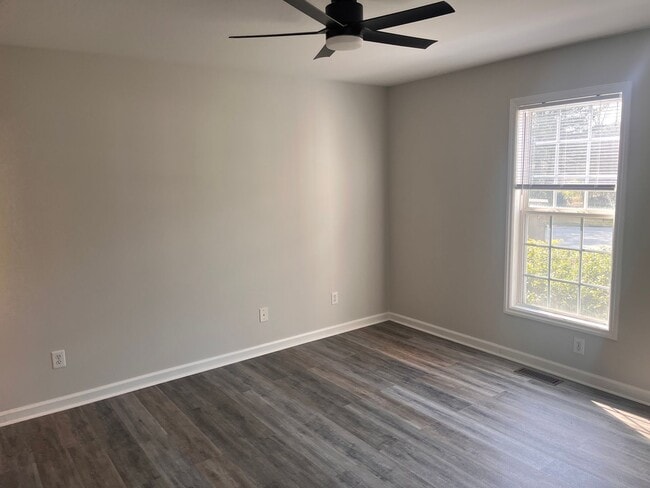 Foto del edificio - 3 bedroom 2 bath single family home. Fresh paint, new floors