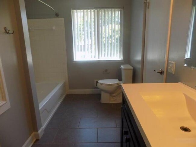 Foto del edificio - 2127 Hopkins Dr