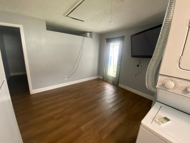 Foto del edificio - 27103 Frampton Ave