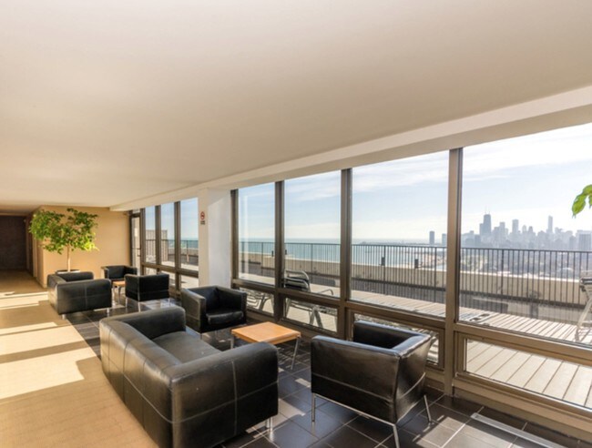 SKY DECK & Club House - 2800 N Lake Shore Dr