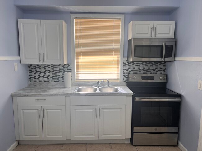 Kitchen - 10107 N Aster Ave