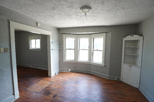 Building Photo - 4644 Agnes Ave