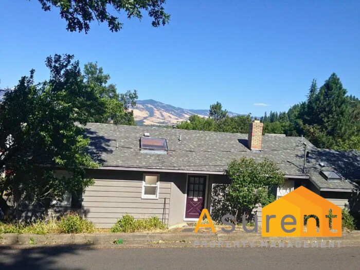 Foto principal - 3-Bedroom/2-Bathroom Home with Amazing Vie...