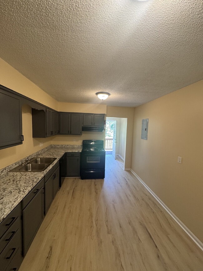 Building Photo - Remodeled upstairs apartment.