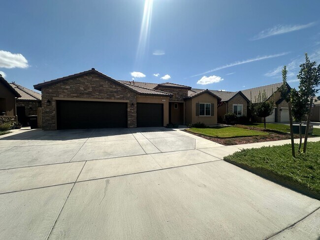 Foto del edificio - Nearly New 4 bedroom 2.5 bathroom