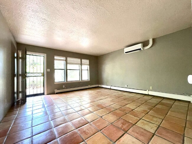 Building Photo - Nob Hill! 2bd/1ba/1CG Gorgeous!