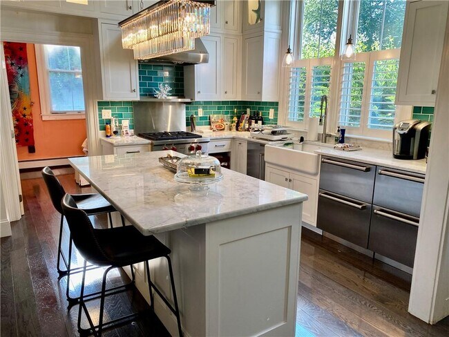 Foto del edificio - 398 Wolcott Ave