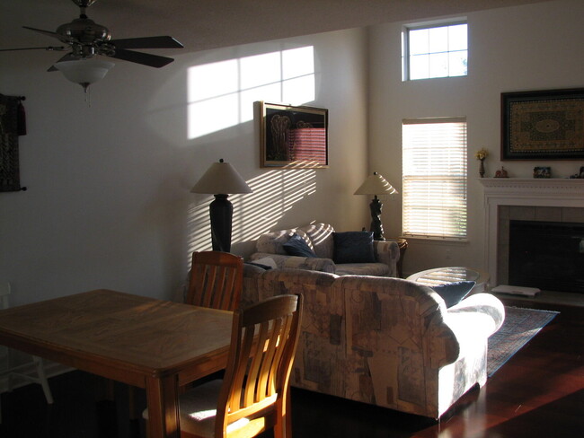 Building Photo - 425 Carson Dr