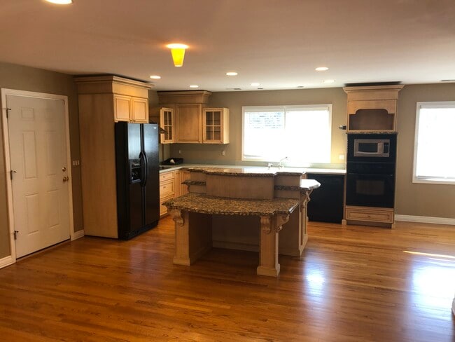 Building Photo - 458 Laprairie St