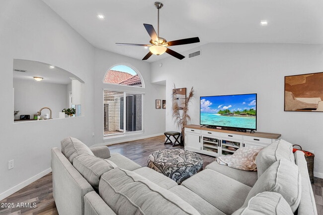 Foto del edificio - 1510 E Commerce Ave