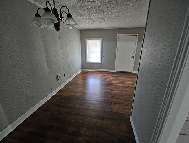 Foto del edificio - BELOW MARKET RENT!