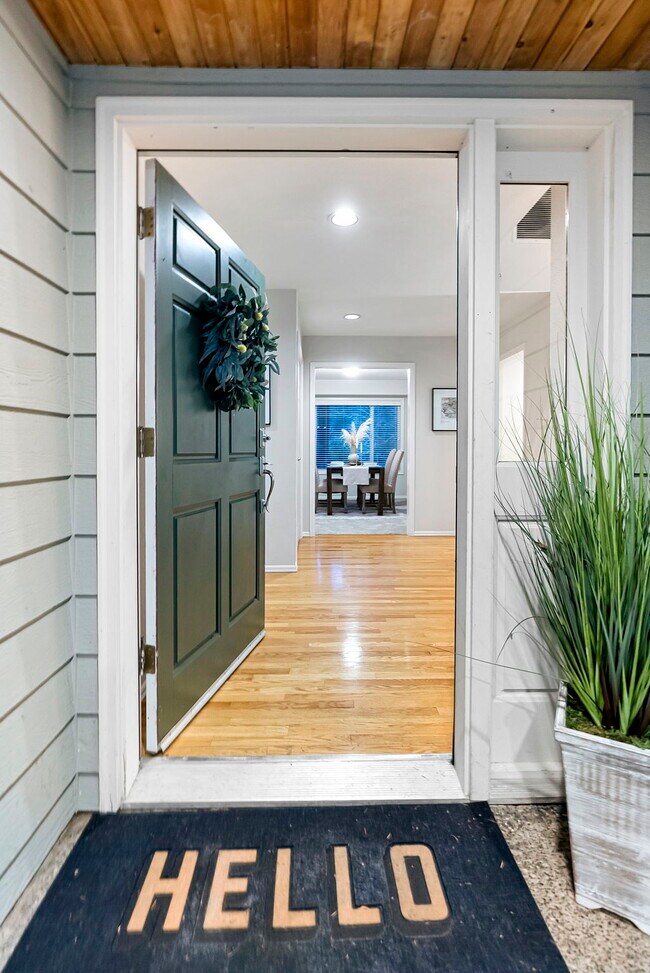 Building Photo - 13205 Foxglove Dr NW