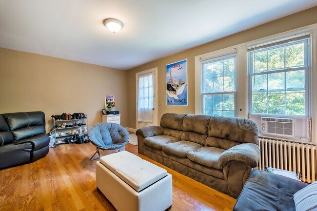 Building Photo - NW Rowhouse Near Georgetown University & H...