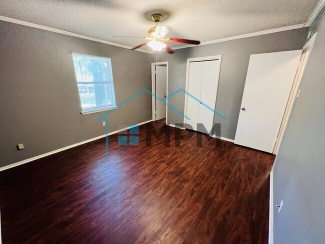 Building Photo - 105 Crestwood Dr