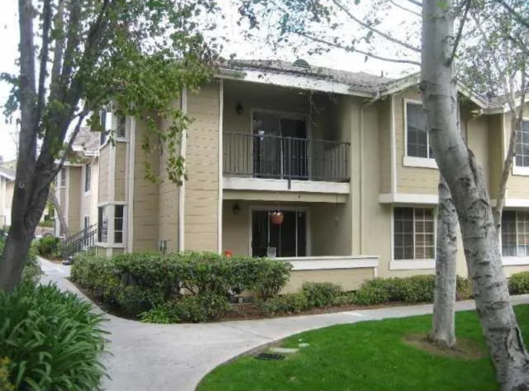 Second Floor unit with balcony - 3565 Grove St