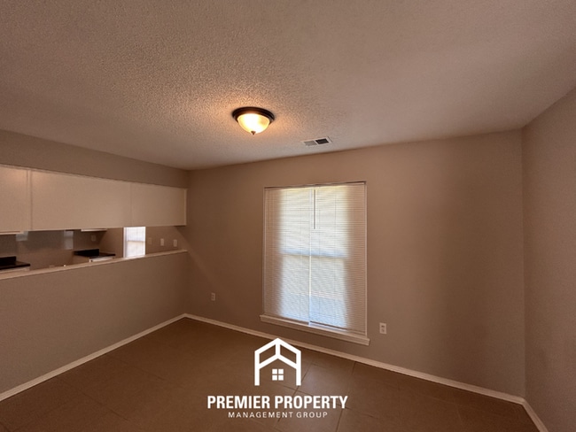 Building Photo - Charming 3BR/2BA Horn Lake Home | Vaulted Ceilings, Brick Fireplace & Fenced Yard