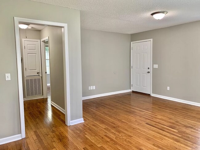 Foto del edificio - Cozy 2-Bedroom Home with Spacious Yard?Pet...