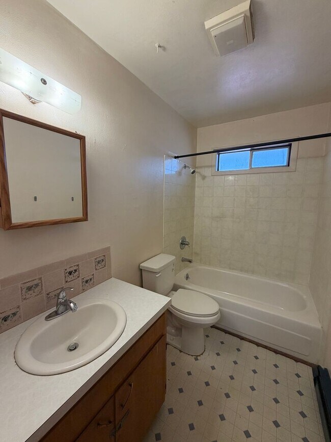 Foto del edificio - 2-Bedroom Home with Garage Near Sky Lakes and OIT