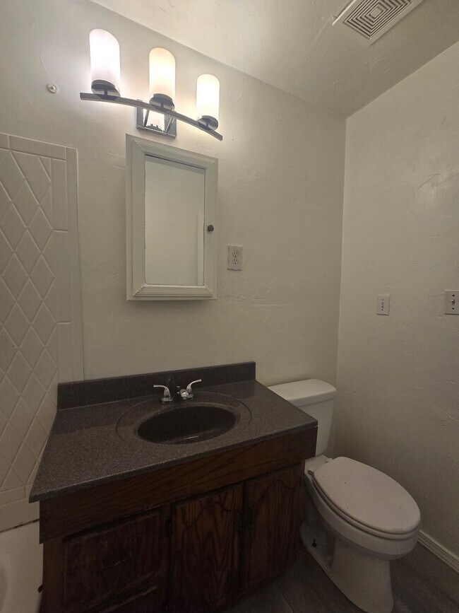 Foto del edificio - 3 Bed 1 Bath Home in Shawnee!