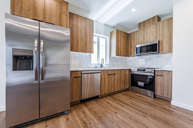 Foto del edificio - Spacious 4-Bed, 3-Bath | with Two Parking ...