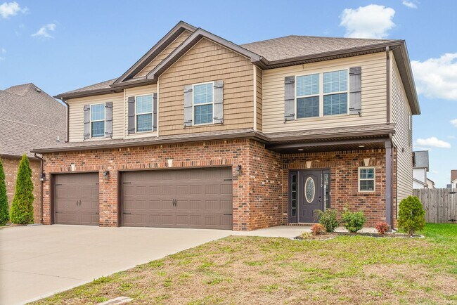 Foto del edificio - Four Bedroom with Three Car Garage!