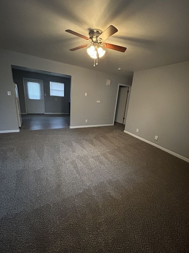 Building Photo - 1301 E 9th St