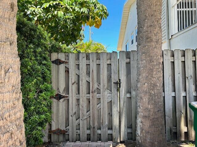 Foto del edificio - 661 Palm Dr