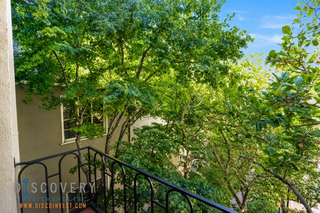 Foto del edificio - Charming Adams Point One Bedroom Condominium