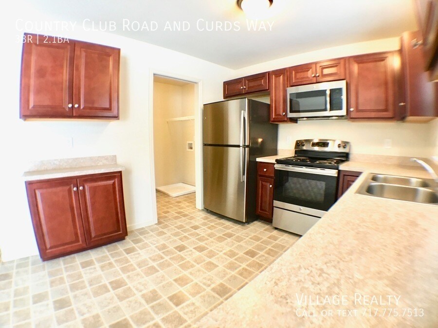 Primary Photo - Spacious 3 bed, 2.5 bath Townhome with Gar...
